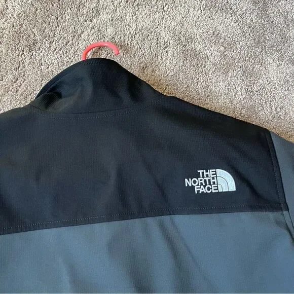 The North Face Men’s Medium Lightweight Windbreaker Jacket - Picture 8 of 10